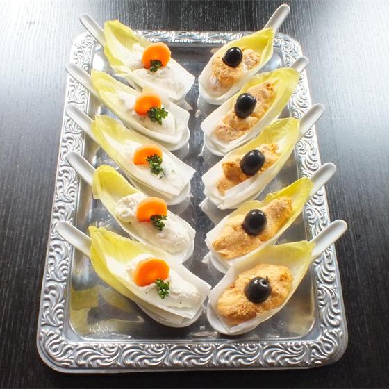 Chicorée-Schiffchen mit Frischkäse und Lachs als Fingerfood auf einer Silberplatte